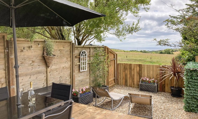 Saint Anns Chapel Cabaña | LITTLE HONEYNOOK, pet friendly, with hot tub in Bigbury