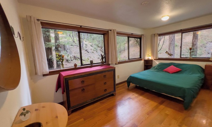 Garberville Casa | Little House in the Redwoods with hot tub!