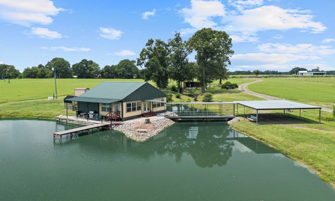 Carthage Cabina | Little House on the Pond/Cozy Cabin near Carthage w/Fishing and Wildlife