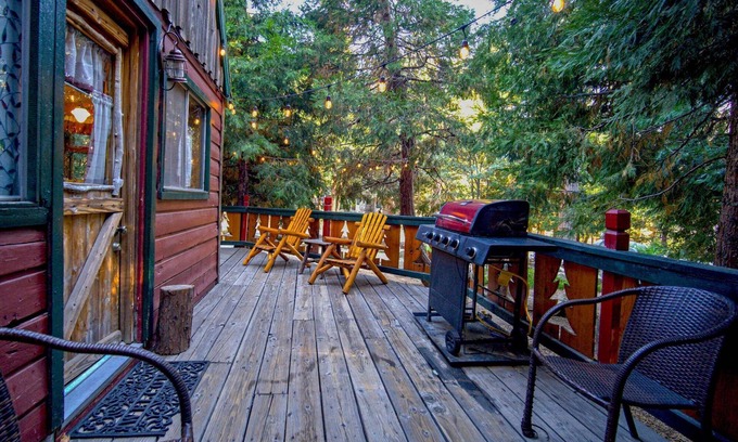 Twin Peaks Hotel | Little House on the Pond - Two-Bedroom | Two Beds | Full Bathroom | Sleeps Four