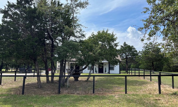 Streetman Casa | Little House, pickleball, donkeys, exercise, trails,