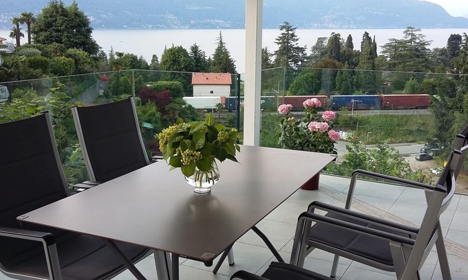 Porto Valtravaglia Casa | Pequeña casa con una hermosa vista al lago.