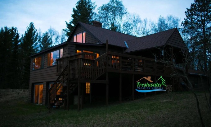Upper Peninsula Michigan Cabina | LITTLE LAKE COTTAGE: ¡2020 ABIERTO! ¡A 20 minutos de Marquette! ¡Casa privada frente al lago que admite mascotas!