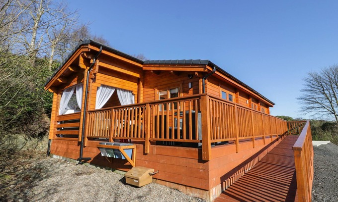 Newton Stewart Cabaña | LITTLE LODGE, pet friendly, with hot tub in Glenluce
