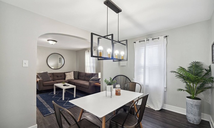 Lansing Casa | Little Loft of Adventure 2 Br Home, recientemente actualizado!