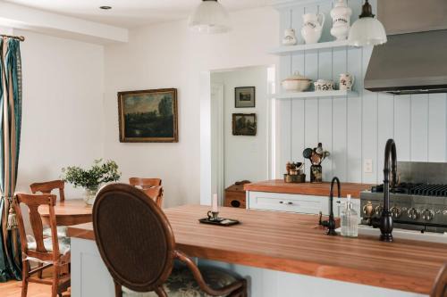 Ameliasburgh Casa | Little Louis - A Princely Take on a County Getaway
