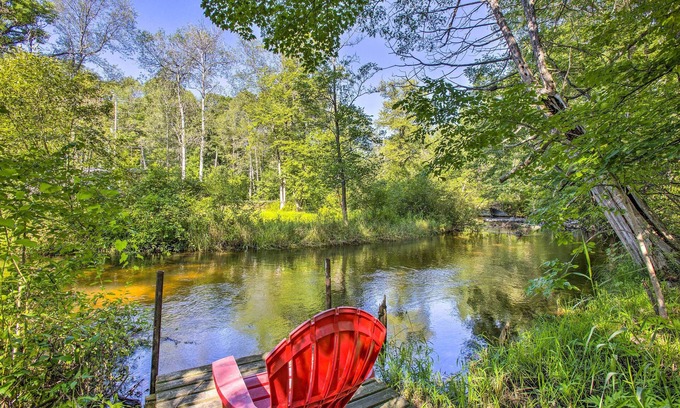 Irons Cabina | Little Manistee Riverfront Cabin w/ Fire Pit!