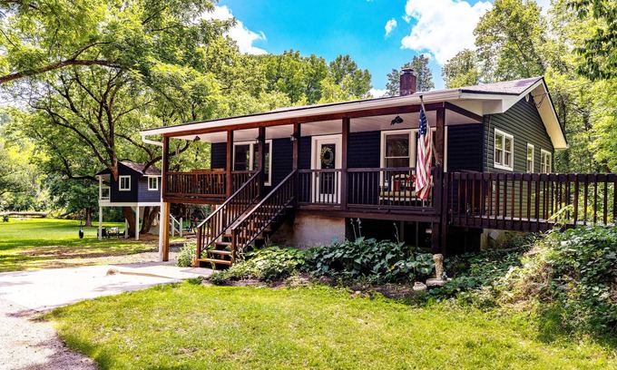 Oregonia Casa | Little Miami Riverfront 3-bedroom house one bedroom in a tree house.