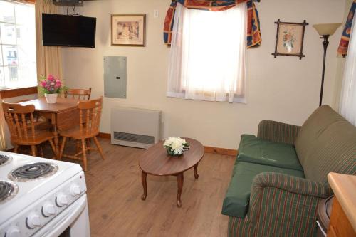 Old Orchard Beach Casa | Little Miss Cottages - One Bedroom Cottage - 5
