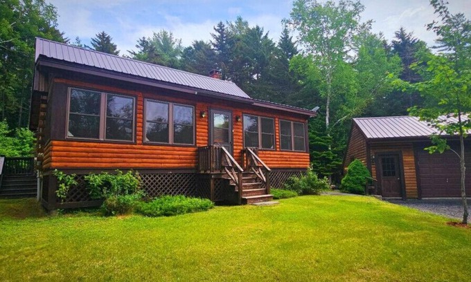 Beaver Cove Cabina | Little Moose Lodge - 5 minute walk to Moosehead Lake