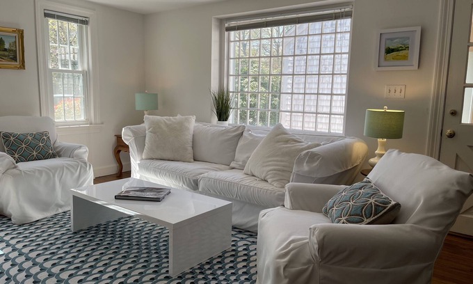 Osterville Cabaña | "Little Neck" Cottage just 3 minutes to Dowses Beach and downtown Osterville