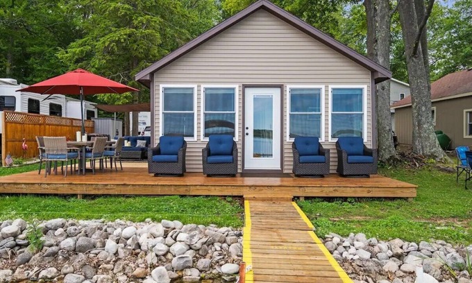 Honor Cabaña | Little Platte Lake Cottage - Lakefront w/ Kayaks! Near Sleeping Bear Dunes