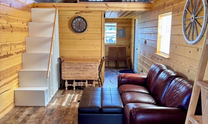 Duck Creek Village Cabina | Little Red Cabin with WiFi in Duck Creek Village