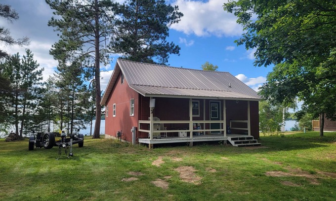 Phelps Cabina | Little Red Cabin, private yard, private dock Fishermans dream location!