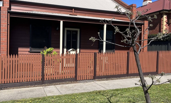 Bendigo Casa | Little Red Cheerful 4 bed Home CBD Bendigo