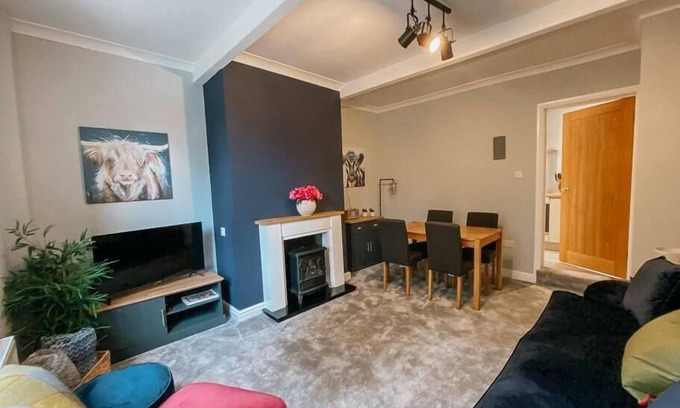 Ogden Casa | LITTLE RED HOLIDAY HOME / Luxe 2 bed accommodation in Halifax / West Yorkshire