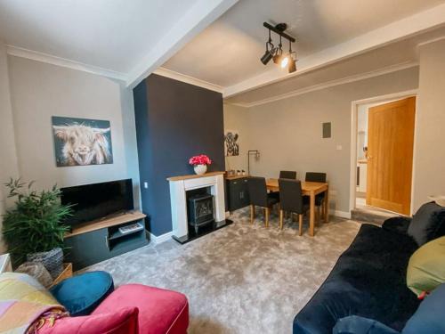 Ogden Casa | LITTLE RED HOLIDAY HOME - 2 Bed House with Free Parking within West Yorkshire, local access to the Peak District