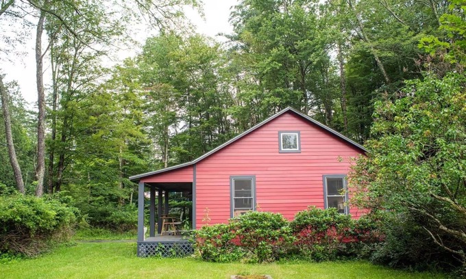 Lake Hill Cabaña | Little red house just outside of Woodstock