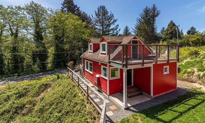 Westhaven-Moonstone Cabina | Little Red House - New Historic Home, Near Beach, 1 Dog Welcome Too!