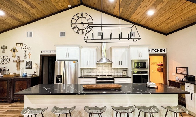 De Queen Cabina | Little River Retreat~ Peaceful Countryside Getaway