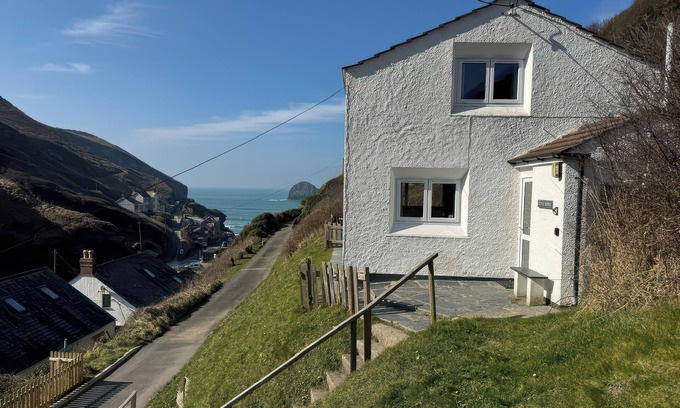Trebarwith Strand Cabaña | LITTLE RUFFO, pet friendly, country holiday cottage in Tintagel