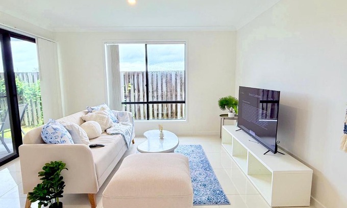 Pimpama Casa | Little Santorini Retreat - Family Home near Theme Parks
