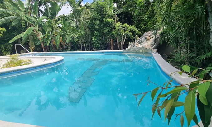 Runaway Bay Casa | Little Savoy Guest House
