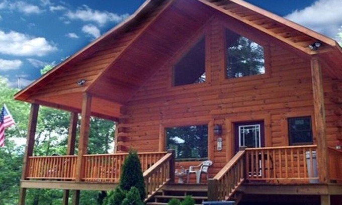 Bryson City Cabina | Little T's Cabin Great Smoky Mtns, Hot Tub, Polar Express, King Bed, WiFi