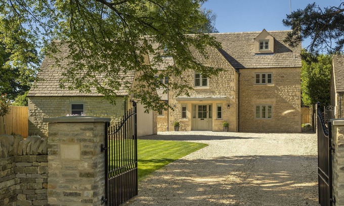 Bourton-on-the-Hill Cabaña | Little Tithe, Set back from the road at the end of a private gated gravel driveway