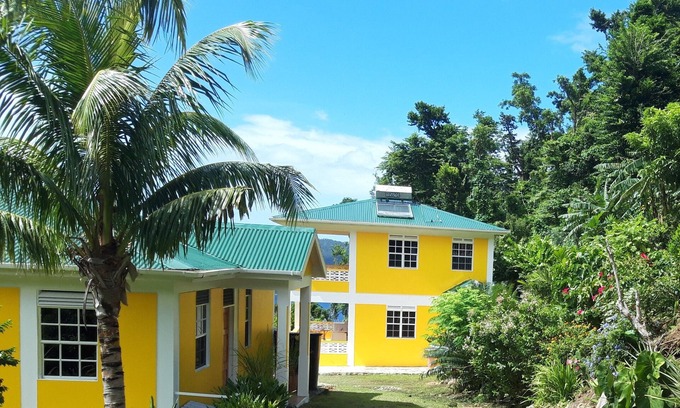 Tanetane Casa | Pequeña villa en un jardín tropical