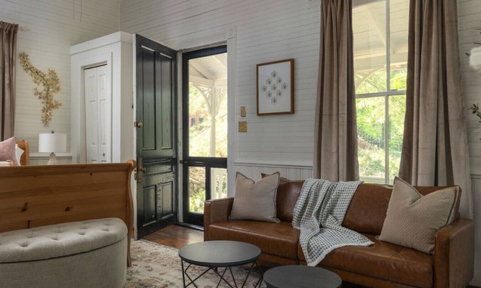 Old Irving Park Casa | Little White House Studio w/ Full Kitchen