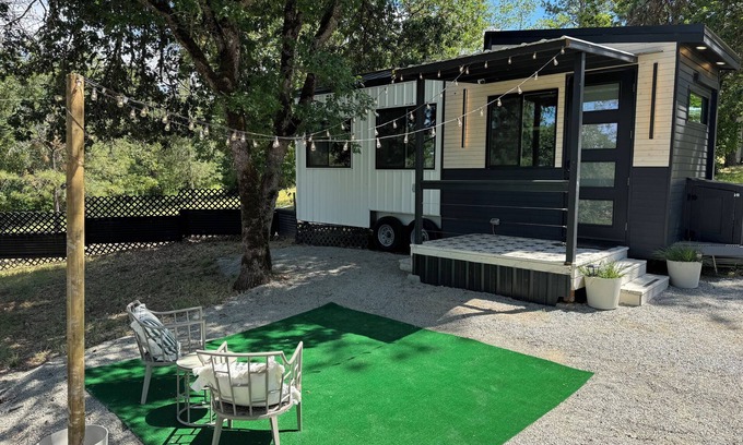 Central Point Apartamento | Little Wolf Tiny Home cozy, pet friendly, secluded