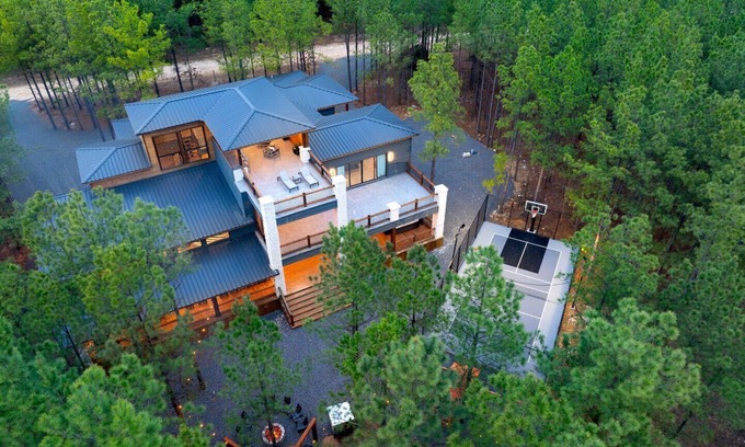 Hochatown Cabina | Liv n Love, Pickleball/Basketball, 2 Game Rooms, 2 Hot Tubs, Desk, Slide