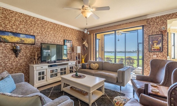Naples Condominio | Live in Paradise with Golf, Tennis, Gym, Pools + More!