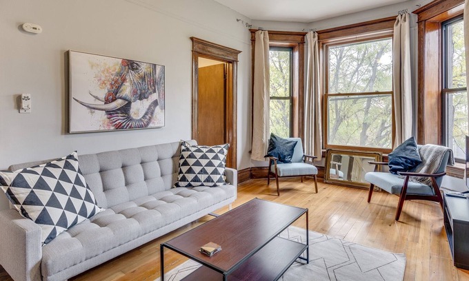 Wicker Park Apartamento | Live Like a Local on This Quiet Tree-Lined Street - Close to Bucktown/Wicker Park by RedAwning