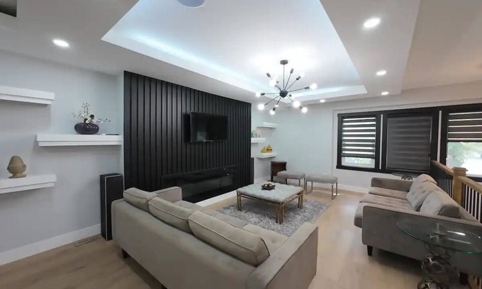 Southeast Calgary Casa | Live Like Royalty: Central 3-Bedroom Retreat| Calgary | Near Stampede
