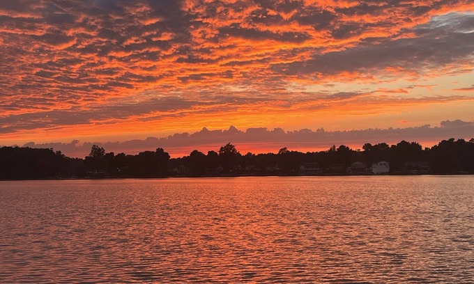 Howe Cabaña | Live & Love Life on the Lake at Sunset Cottage!