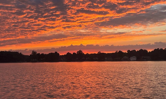 Howe Casa | Live & Love Life on the Lake at Sunset Peak!