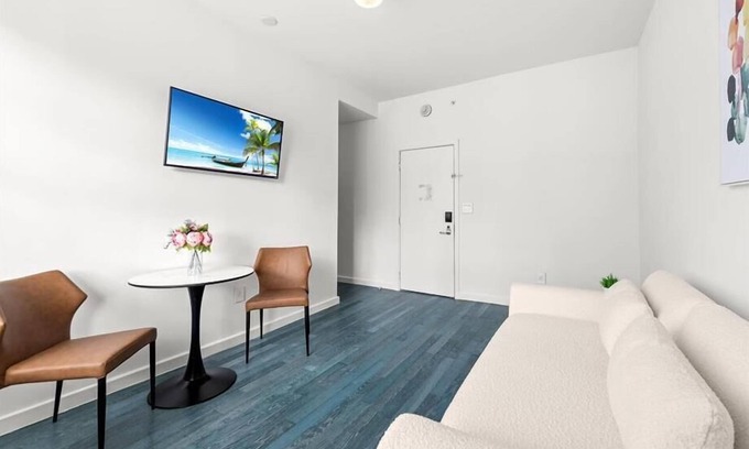 West Avenue Hotel | Live nr Miami Attractions, Airports & Shops! Central South Beach Studio