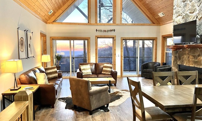 Jasper Chalet De Esquí | Live the High Life! Views, Hot Tub, Pup Friendly!