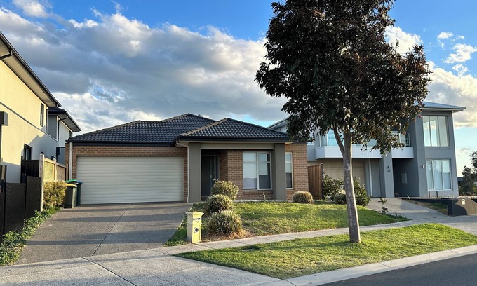 Point Cook Casa | "Live the Lifestyle You Deserve – Baycrest Drive, Point Cook"