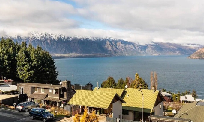 Fernhill Cabina | Live the Queenstown dream amid panoramic views, cozy fire, & full amenities!