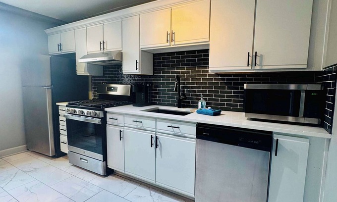 St. Charles Apartamento | Lively Fox Loft, In Downtown, Walk to River & Bars, Arcada across the street