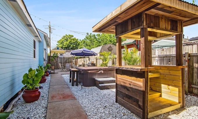 Saint Roch Casa | Lively Home & Patio w/ Hot Tub