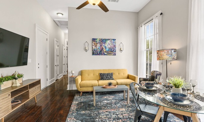 Saint Roch Apartamento | ⚜Lively Marigny Apartment Near Streetcar & Frenchmen with Balcony, Club Below⚜