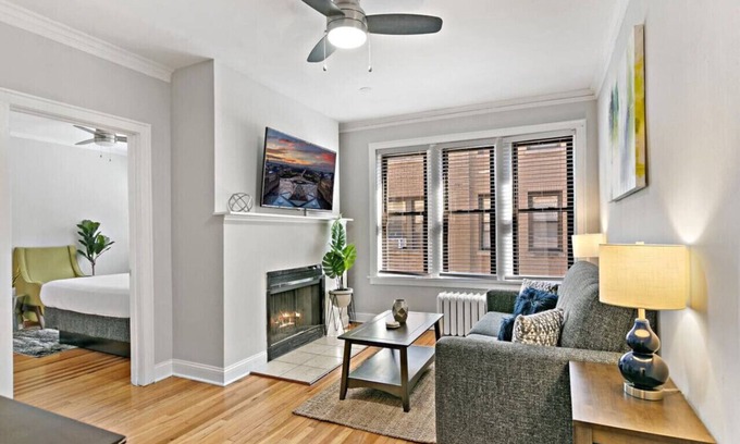 Boystown Apartamento | Lively Rejuvenating 1BR in Outstanding Location