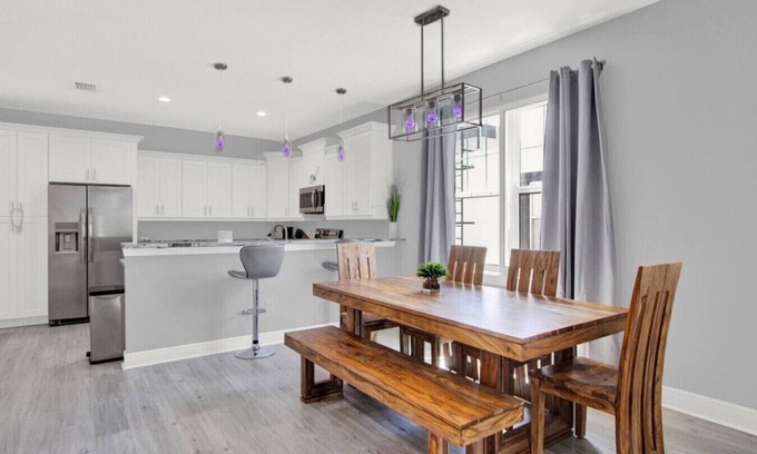 Courier City - Oscawana Casa | Lively SoHo Luxury Townhome in Hyde Park!