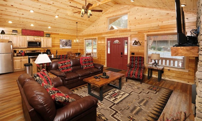 White Oak Lodge Cabina | Livin' Good - Mountain Views & a Hot Tub