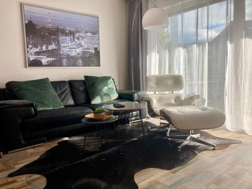 Saarbruecken Apartamento | Living at Saarpartments -AdultsOnly- 2 Bedrooms, Kitchen - Business & Holiday Apartments for Long- and Short term Stay, 3 min to Train Station, Secure E-Bike Parking!