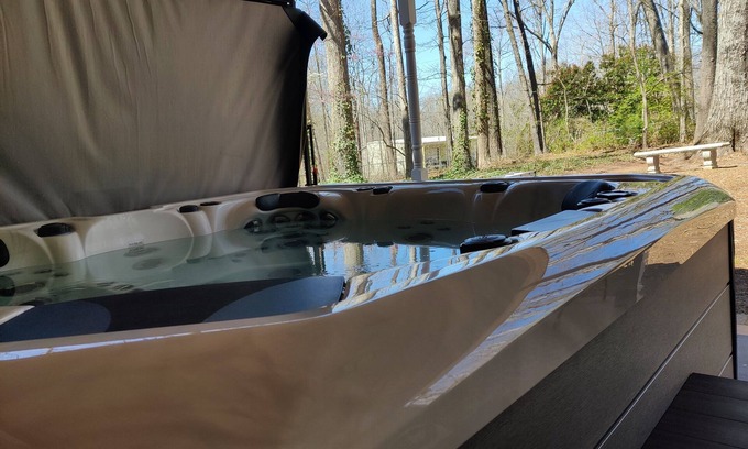 Easley Casa | Living Easley Manor - With Amazing Hot Tub!